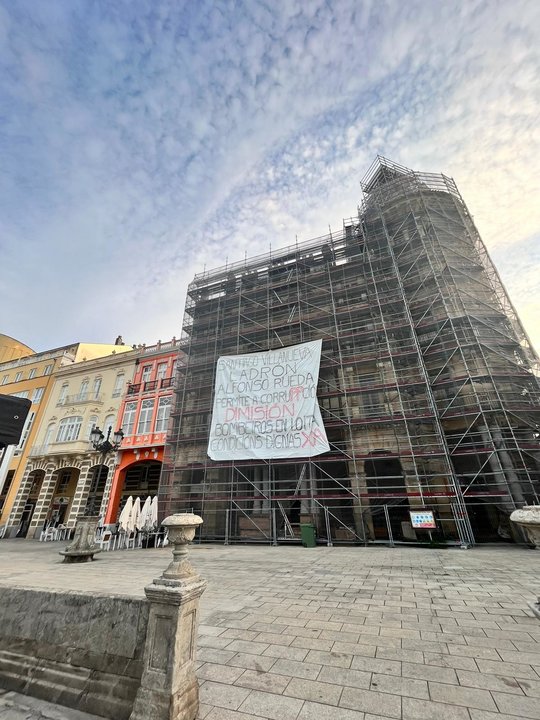 Pancarta dos bombeiros na torre dos Moreno