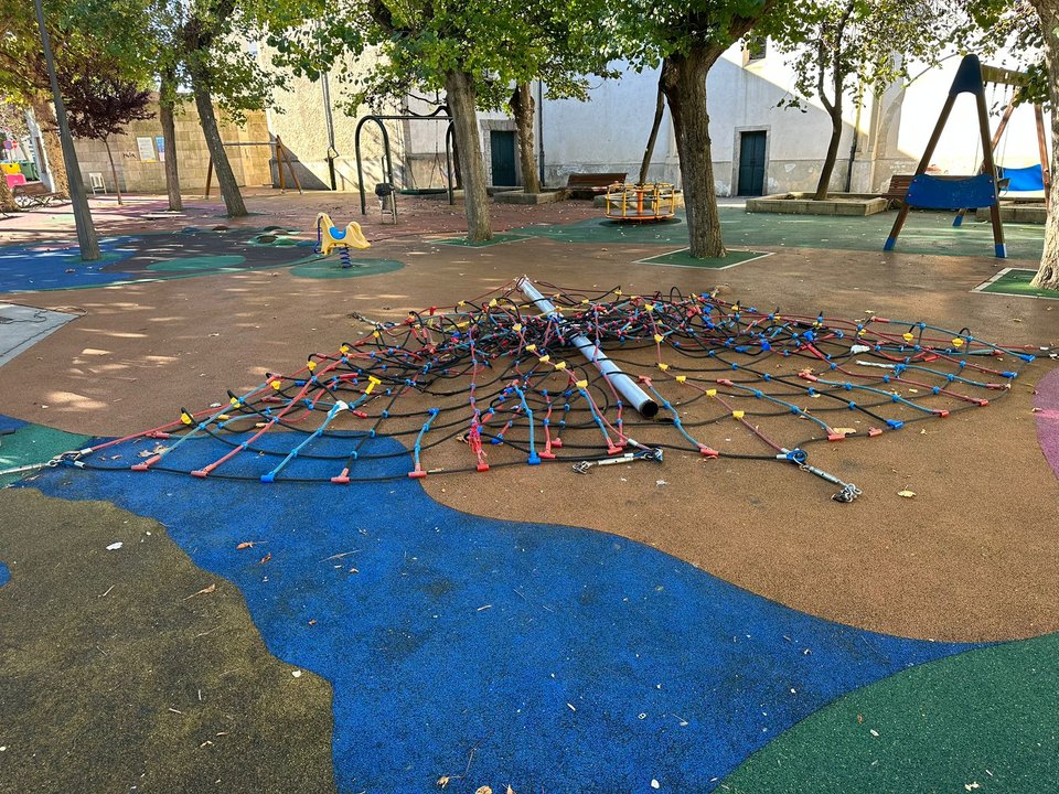 O Concello de Ribadeo realizou melloras na zona de xogos do parque de San Francisco