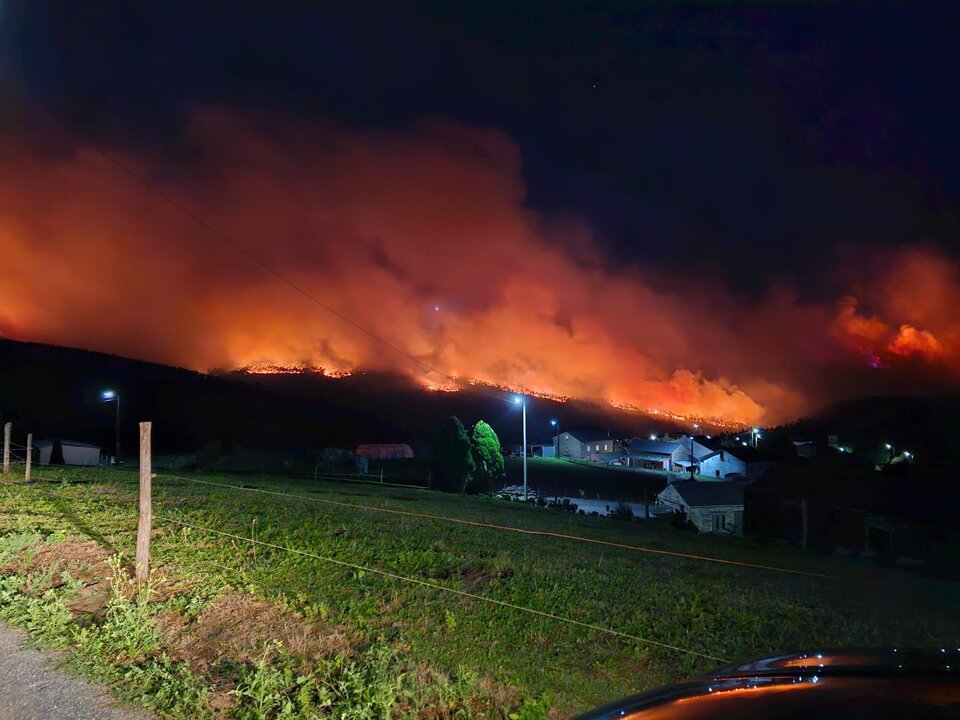 Imaxe do incendio no concello de Trabada