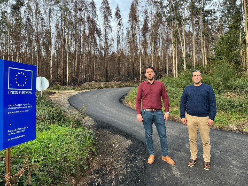 271123 O ALCALDE DE FOZ E O CONCELLEIRO ÁNGEL FERNÁNDEZ NO ACCESO A RAÚLFE (SAN ACISCLO)