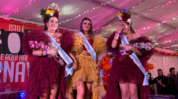 El gran desfile de carnaval de Foz regresa con color, humor y 1.400  participantes