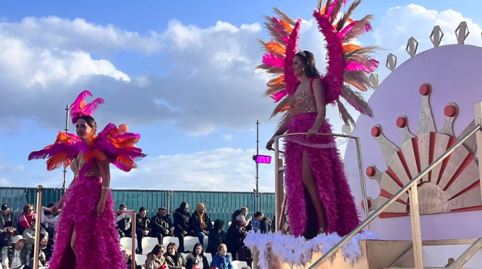 El gran desfile de carnaval de Foz regresa con color, humor y