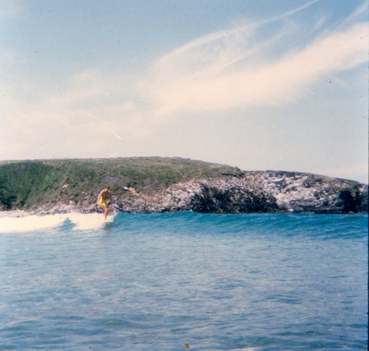 surf tapia foto embajada de australia