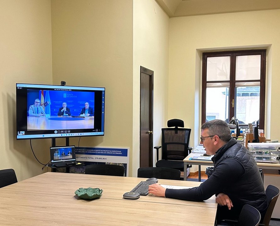 090524 O ALCALDE DE RIBADEO REUNIDO POR VIDEOCONFERENCIA CON RESPONSABLES DA CONSELLERÍA DE SANIDADE