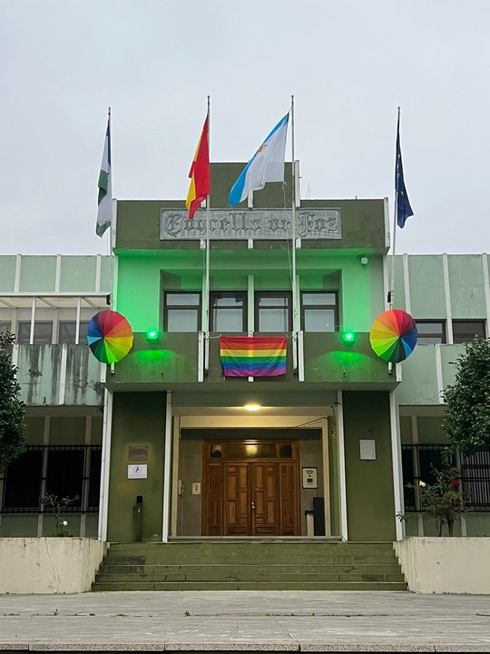 CORES DA BANDEIRA LGTBI NA CASA DO CONCELLO DE FOZ