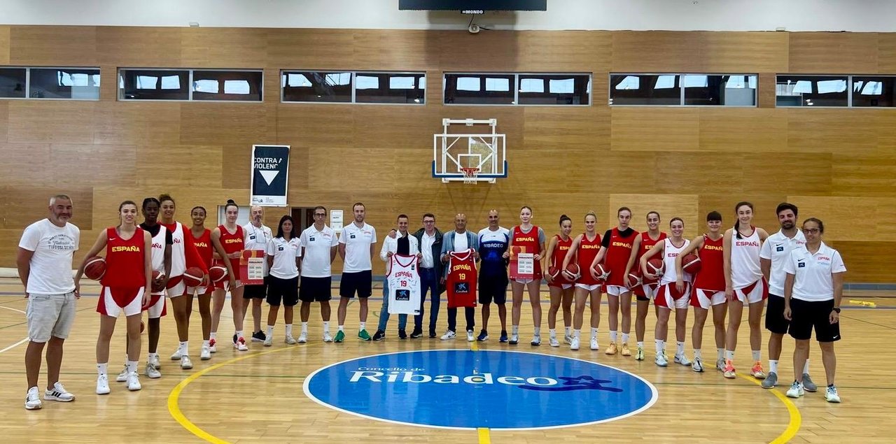 100724 Foto seleccion baloncesto femenino U18 en Ribadeo