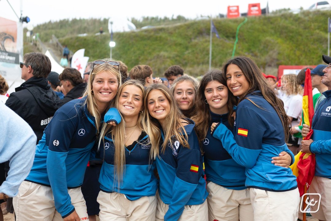 Kenia López junto sus compañeras de la Selección Española de Surf Junior