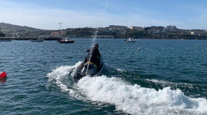 Moto de agua cirulando por la parte gallega de la ría.