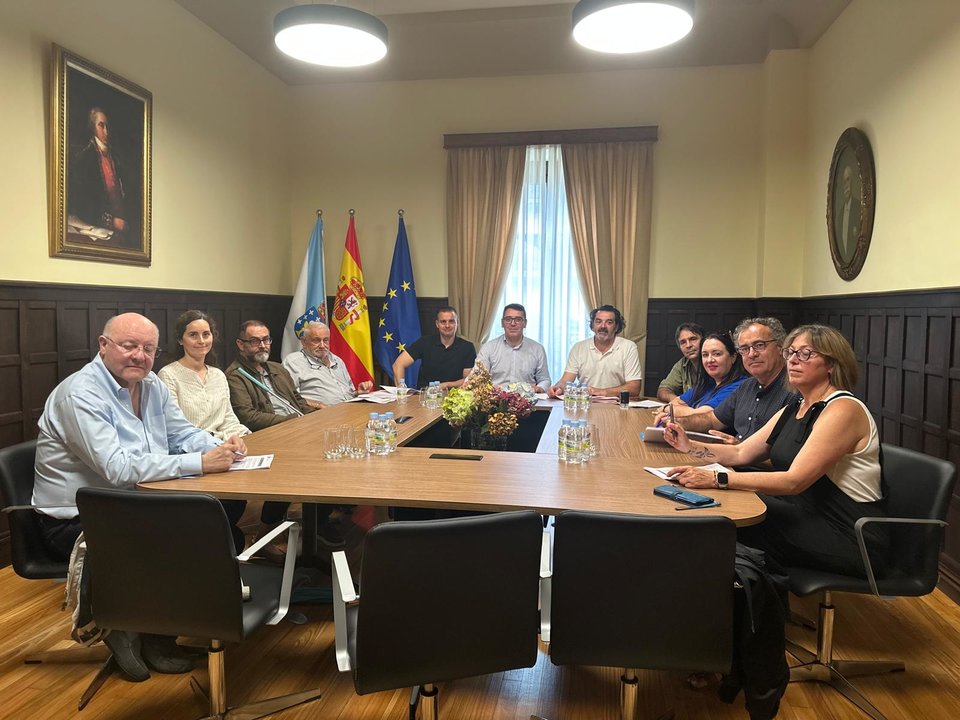 Concello de Ribadeo firmando el convenio.