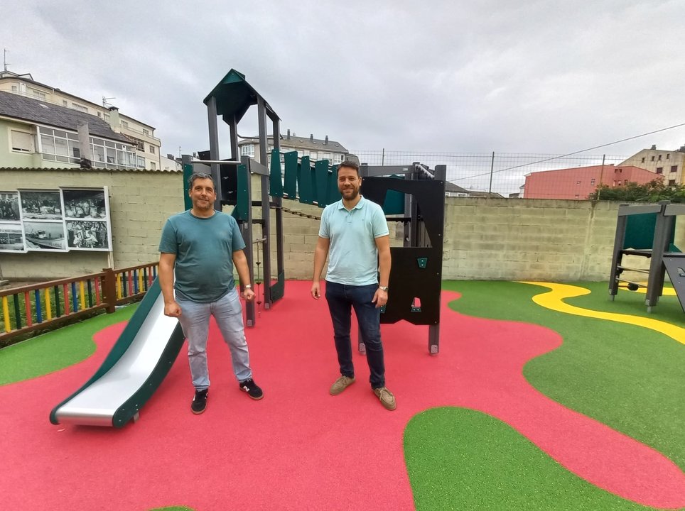 020824 FRAN CAJOTO E ÁNGEL FERNÁNDEZ NO RENOVADO PARQUE INFANTIL DA RÚA JULIA MINGUILLÓN (FOZ)