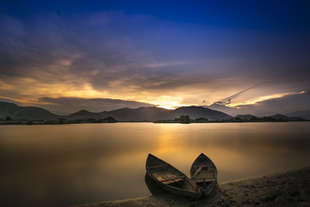 Botes en la orilla del mar