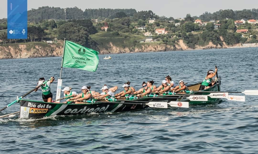 Club de Mar Castropol femenino, en la bandeira de Oleiros