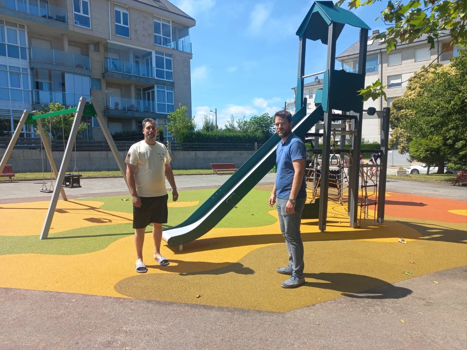 230824 FRAN CAJOTO E O CONCELLEIRO ÁNGEL FERNÁNDEZ NO RENOVADO PARQUE INFANTIL DE MARZÁN (FOZ)