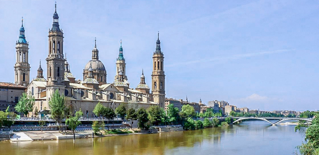 Foto de la Basílica del Pilar y del Río Ebro en Zaragoza