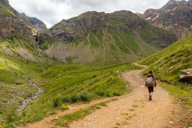 Imagen de una mujer haciendo una ruta.