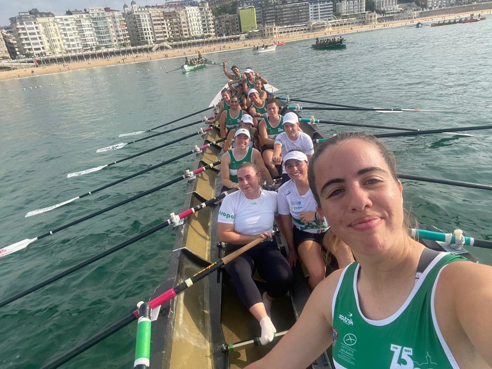 Tripulación femenina del Club de Mar Castropol en La Kontxa, Donosti