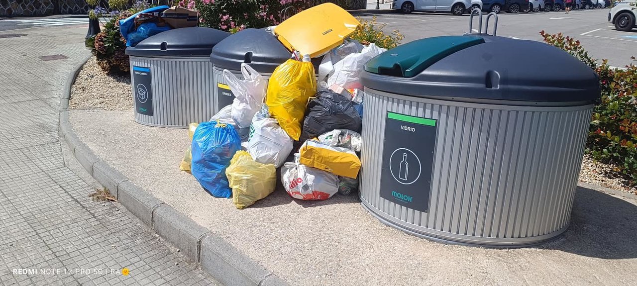 Bolsas de basura desbordadas en los contenedores