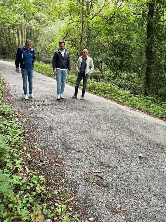 Ameijide, Iglesias e Fernández comprobando estradas provinciais en Riotorto (2)