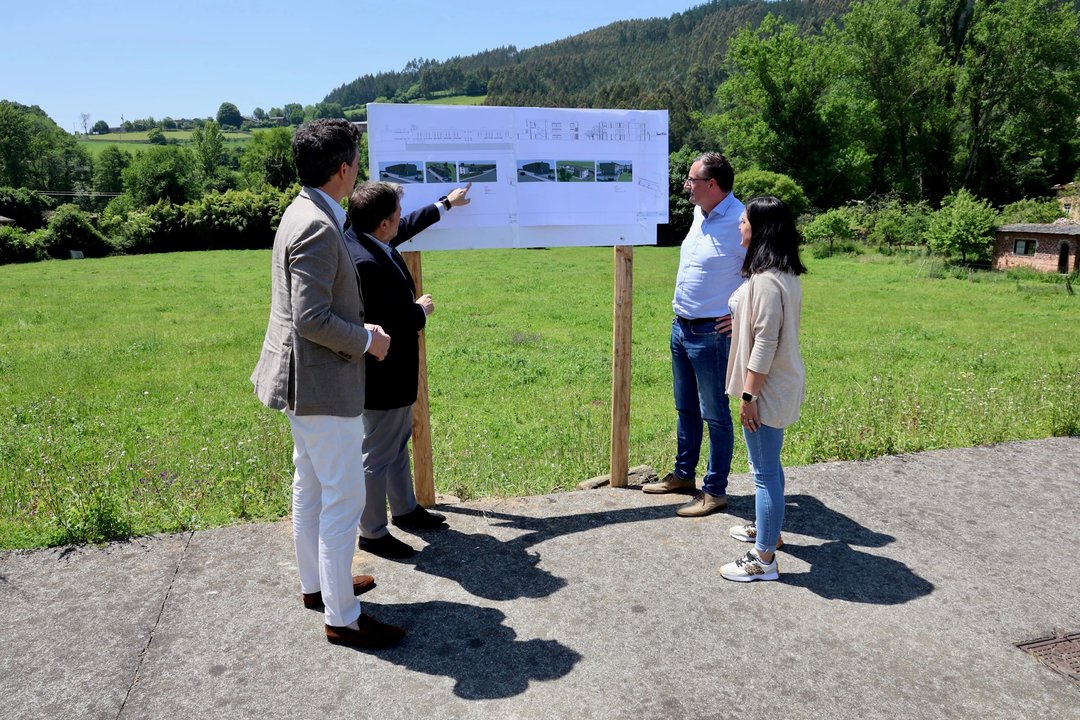 Foto del momento de la presentación del proyecto de la futura residencia de Riotorto