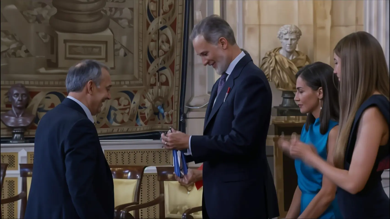 Xosé Luis Foxo recibe una condecoración del rey de España