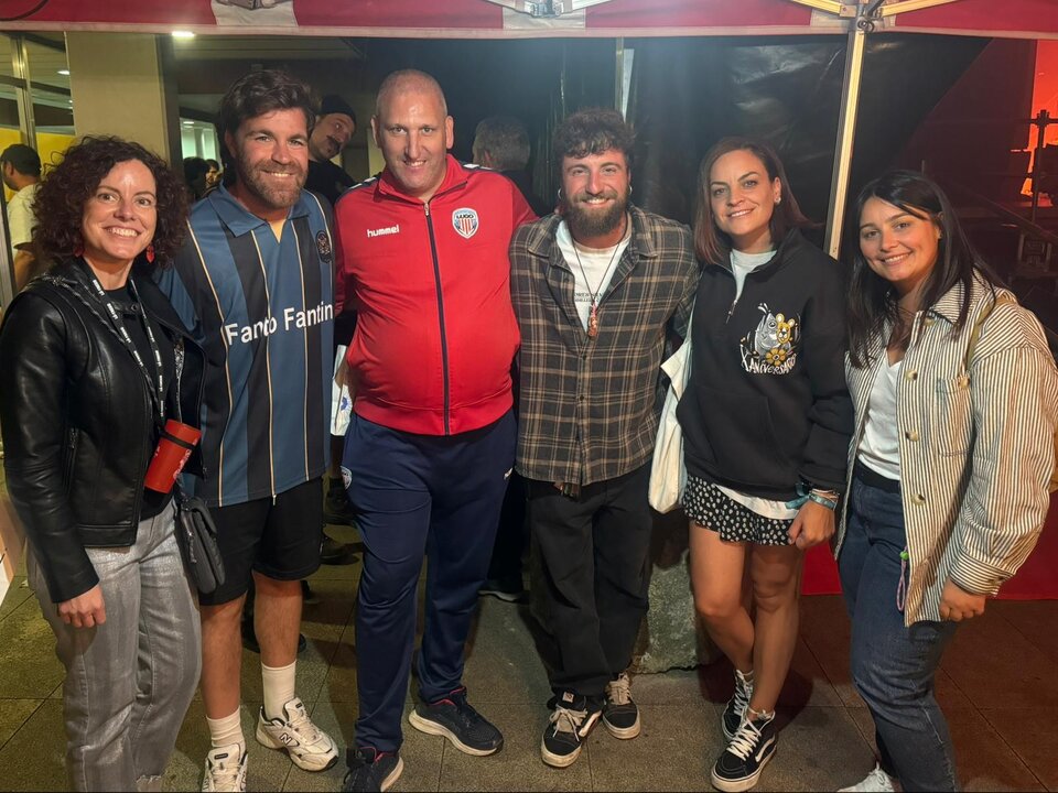 La alcaldesa de Burela, Carmela López con los organizadores del Festival Osa do Mar