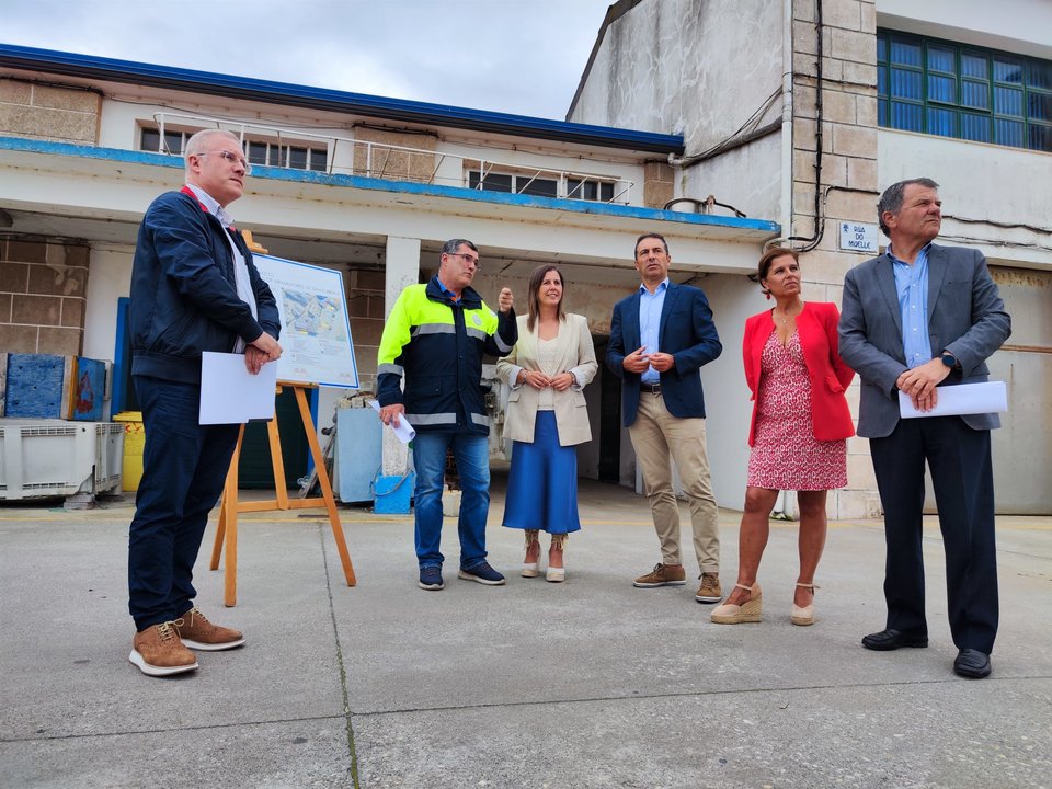 Foto de la visita del conselleiro do Mar al puerto de SAN Cibrao