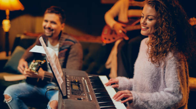 Foto de personas tocando instrumentos