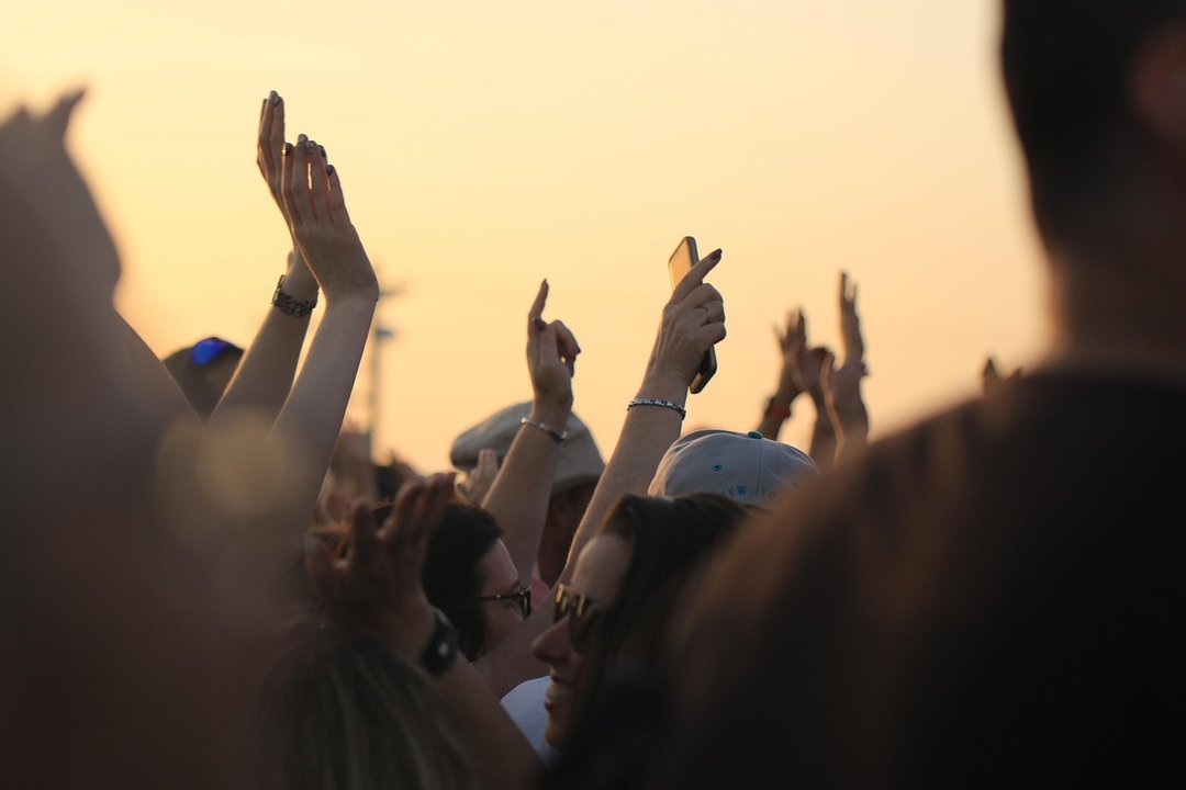 Concierto, público, manos