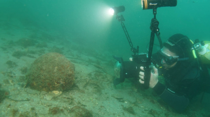 Investigador grabando parte del documental en la Ría del Eo