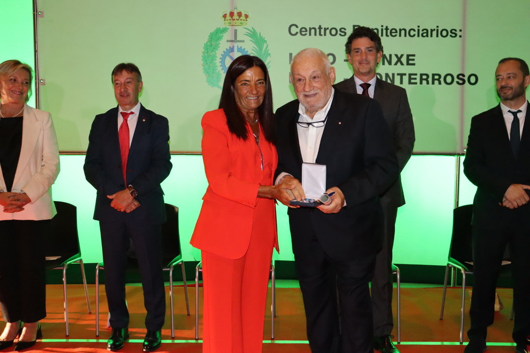 Isabel Rodríguez, subdelegada del Gobierno en Lugo, entrega la medalla al mérito social a Luis Abelleira, presidente de Cruz Roja