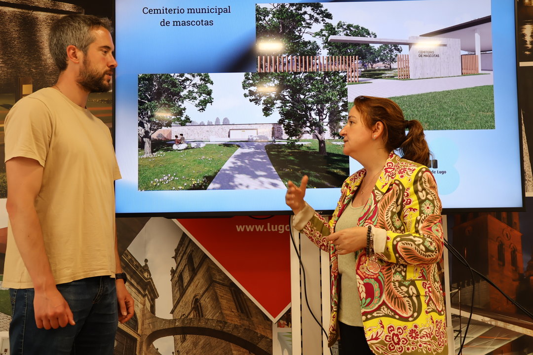 Rubén Arroxo y Cristina López explican el proyecto del cementerio público de mascotas