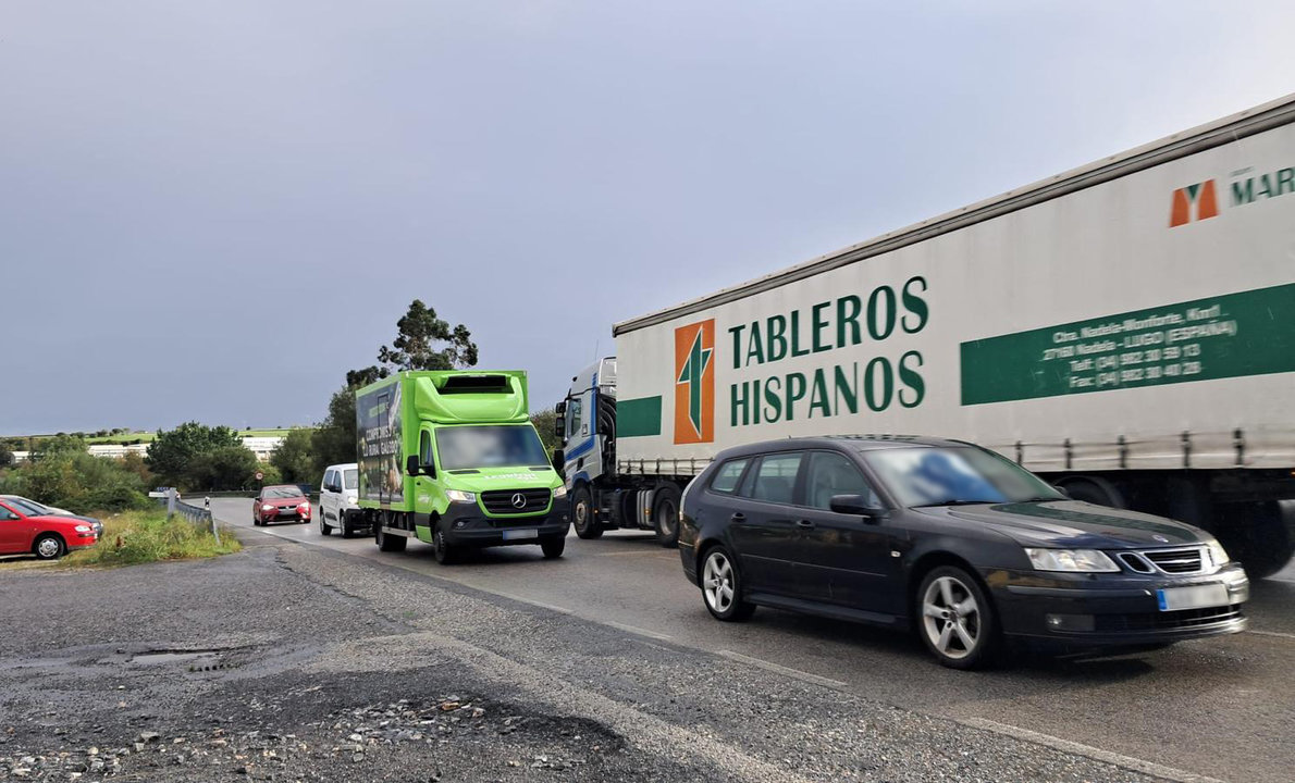 Tráfico carretera N-642 en Foz