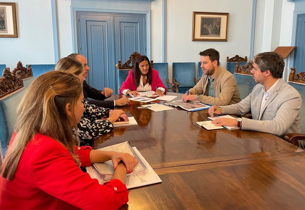 280924 REUNIÓN DO ALCALDE DE FOZ E O CONCELLEIRO CARLOS GARCÍA CON REPRESENTANTES DO GOBERNO DO ESTADO (1)