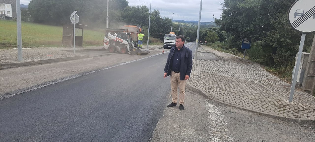 Eloy Pérez, alcalde de Monterroso, visita las obras en la LU-221