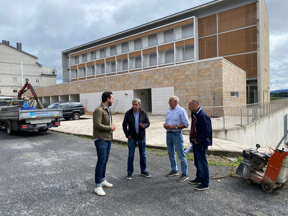 Antonio Ameijide, durante una visita al Centro de Mayores de Becerreá