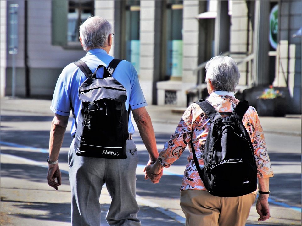 Personas mayores caminando