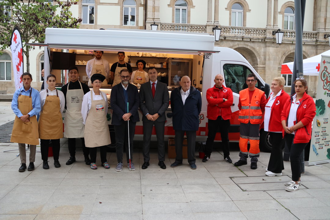 031024 Visita á foodtruck de Cruz Vermella en San Marcos