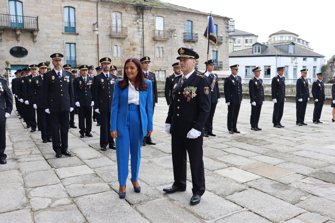 Isabel Rodríguez, subdelegada del Gobierno, junto con agentes de la Policía Nacional en la catedral