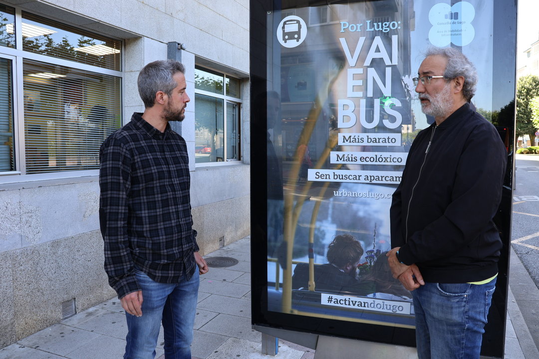 Rubén Arroxo y Alexandre Penas, en una marquesina de autobús