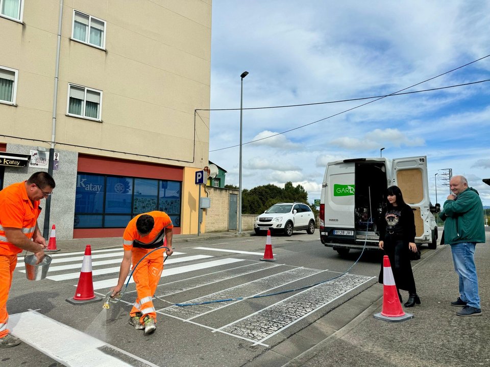 La alcaldesa Marta Rouco supervisa el pintado de un paso de peatones en el casco urbano