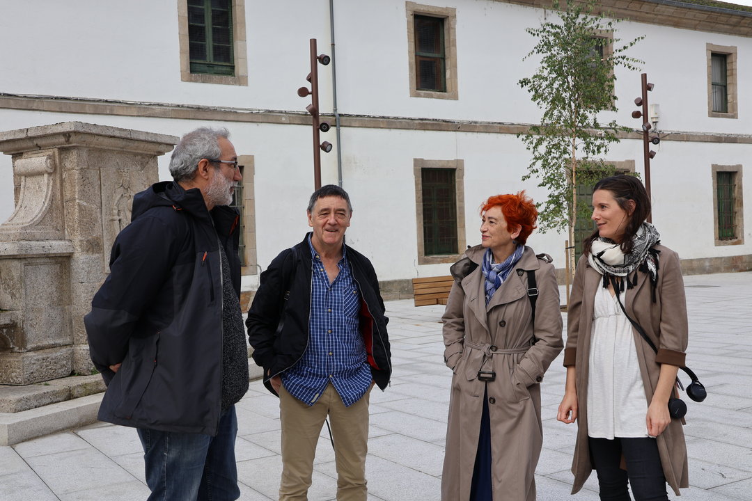 Olalla Rodil, durante la visita al cuartel de San Fernando acompañada por otros miembros del BNG