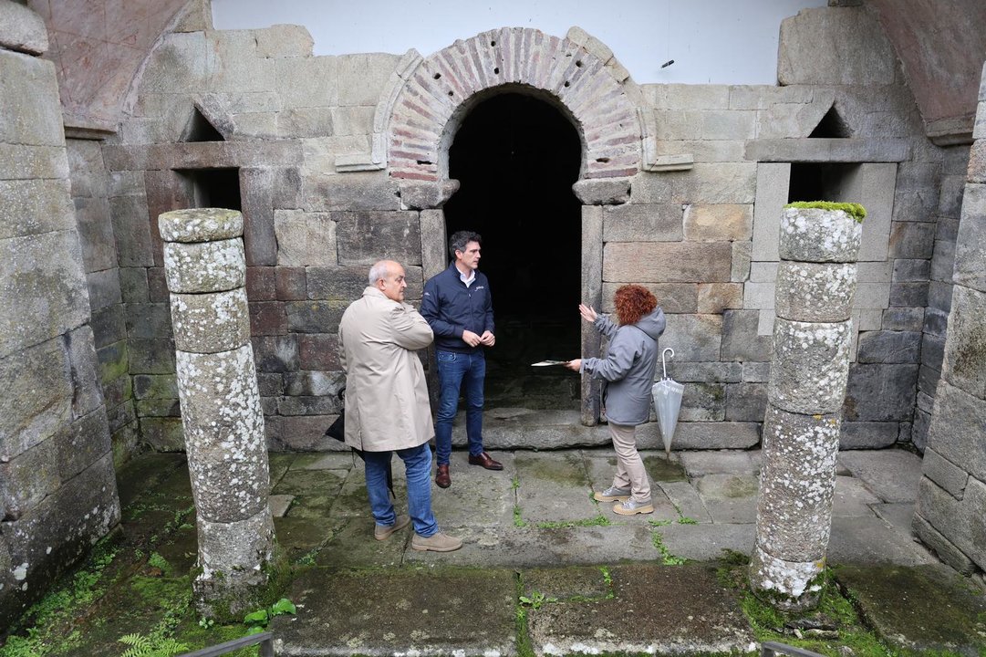 Javier Arias, durante la visita al monumento de Santa Eulalia de Bóveda