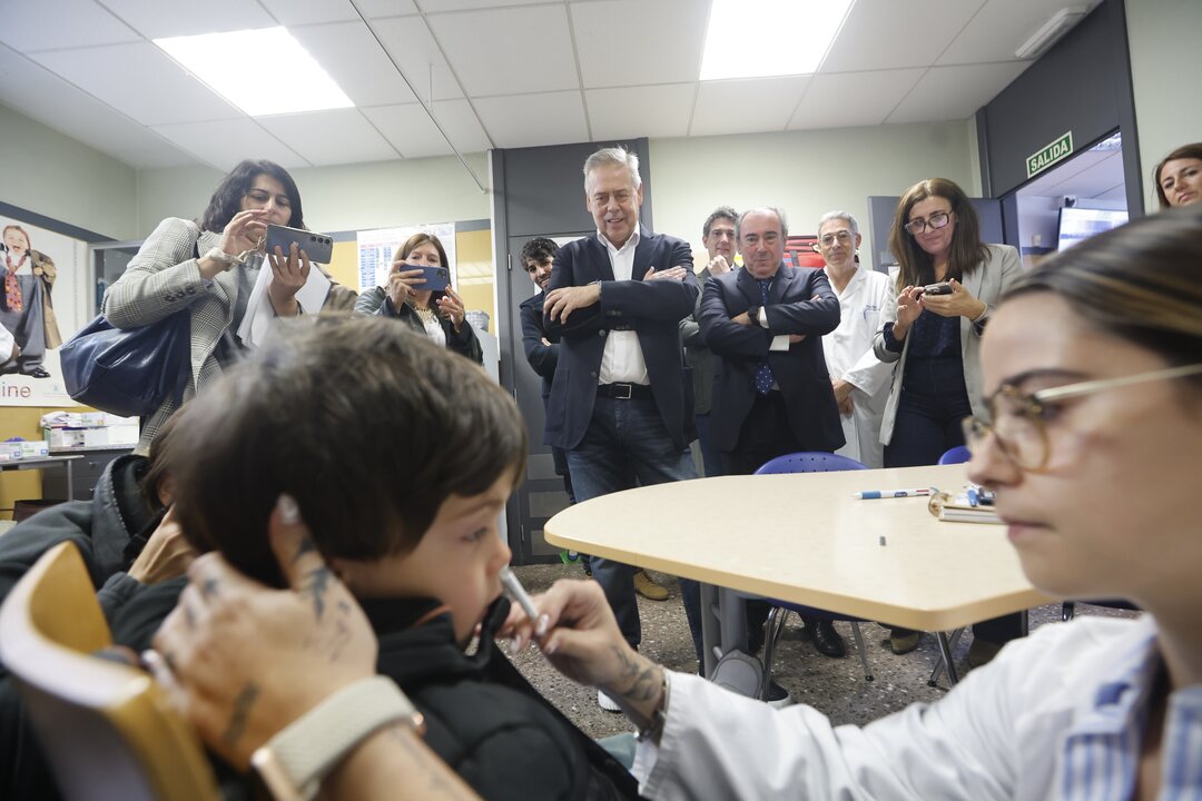 20241018 Conselleiro de Sanidade vacinación intranasal1