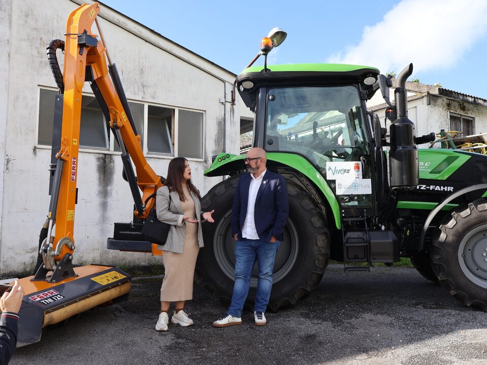 Míriam Bermúdez y Efrén Castro, con el tractor desbrozador de Viveiro