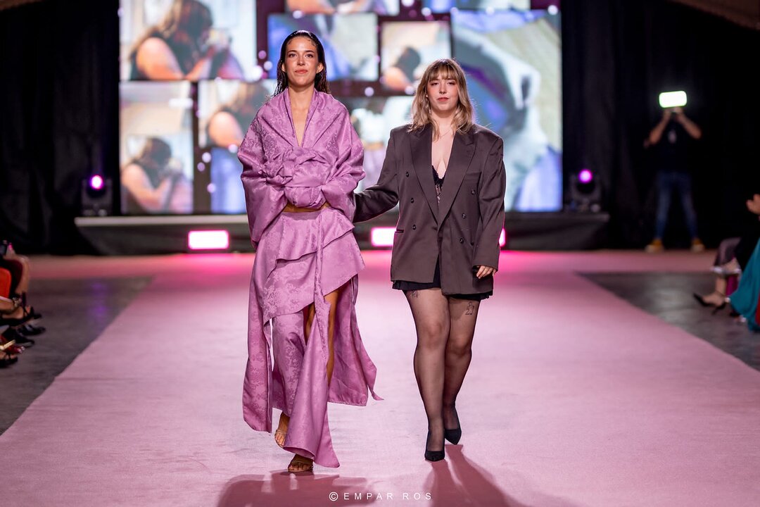 Tania López, a la derecha, junto con la modelo que vistió su diseño en Valencia