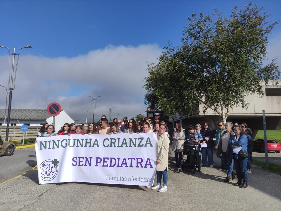 Las familias se concentraron delante del Centro de Saúde de Castro de Riberas de Lea