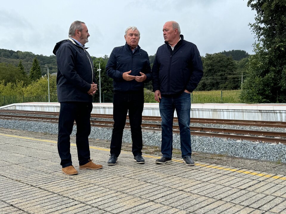 Barreiro, Balseiro y Serrano, al lado de una vía del tren