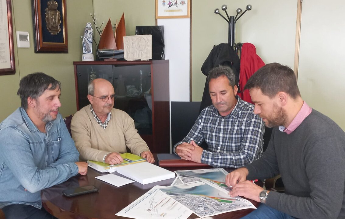 261024 FRAN CAJOTO E ÁNGEL FERNÁNDEZ CON REPRESENTANTES DA ASOCIACIÓN A RIBEIRA