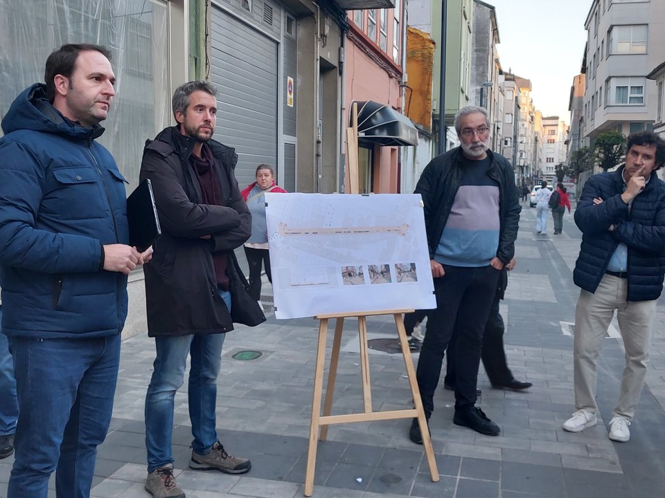 Rubén Arroxo y Alexandre Penas presentan el plan de peatonalización de la rúa Milagrosa