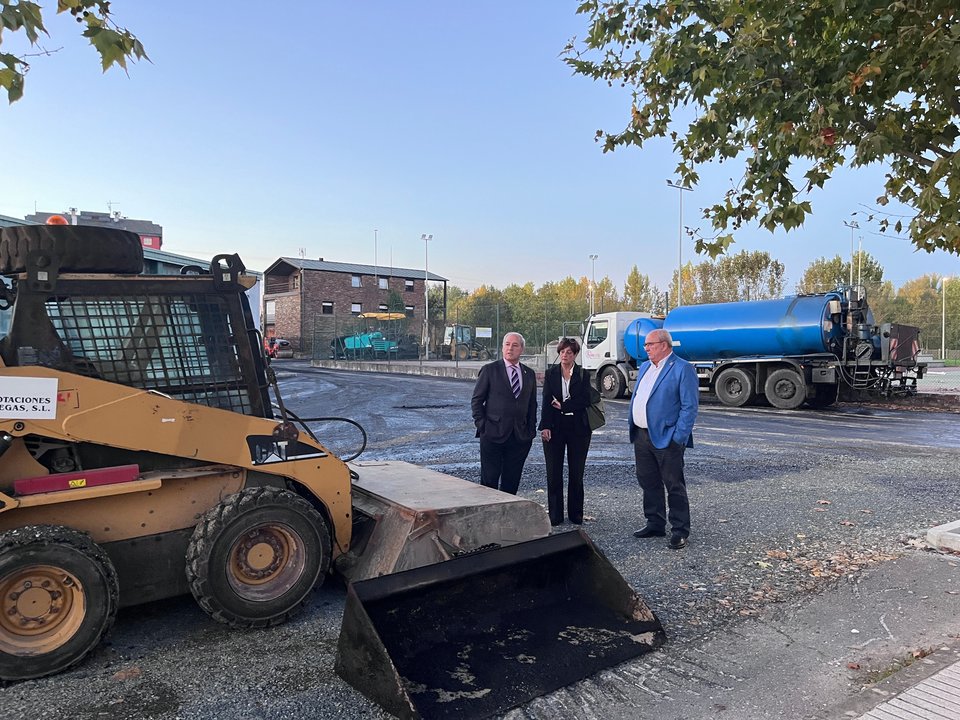 José Tomé, Gloria Prada y José Luis Losada supervisan las obras de asfaltado de la zona de A Pinguela, en Monforte